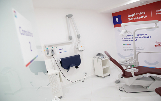 Sala de atendimento odontológico com equipamentos modernos na clínica Sorridents